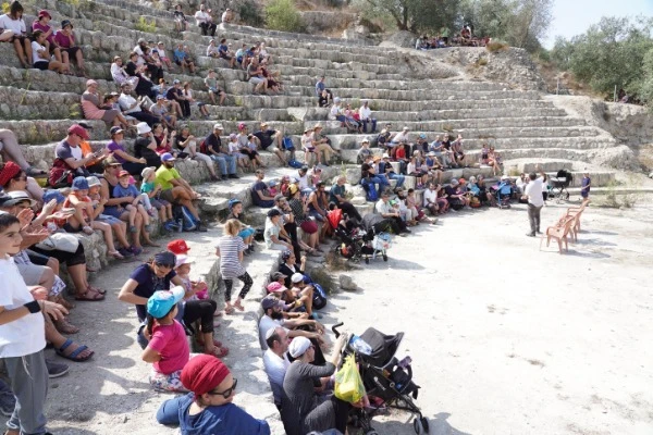 Israelis visit the site of the ancient village of Sebastia near the West Bank city of Nablus, on April 22, 2019, during the Jewish holiday of Sukkot (Photo: Hillel Maeir/Flash90).