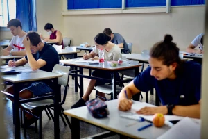 Keshet high school students take their mathematics matriculation examination (Bagrut), in Tel Aviv, June 29, 2020. Photo by Avshalom Sassoni/Flash90