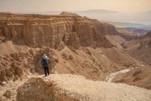 Israelis hike in the Ashalim stream, in southern Israel, on March 24, 2023 (Photo: Yaniv Nadav/Flash90).