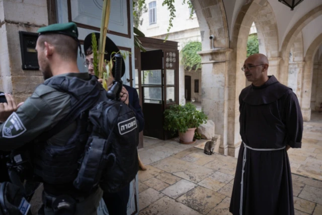 Israeli border police stand guard near orthodox Jews in the Jerusalem Old City Christian quarters, following yesterday's incident when ultra orthodox Jews spat at a Christian procession carrying a cross through Jerusalem's Old City. The same event occured on October 4, 2023 (Photo: Chaim Goldberg/Flash90).
