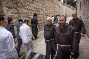 Orthodox Jews walk past Christian clergymen in Jerusalem's Old city, during the Sukkot Holiday, on October 5, 2023 (Photo: Chaim Goldberg/Flash90).