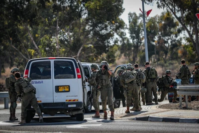 Israeli security forces on road 232 near the southern Israeli city of Sderot, as a rocket barrage is fired from gaza into southern and central Israel, October 7, 2023. Photo by Jamal Awad/Flash90