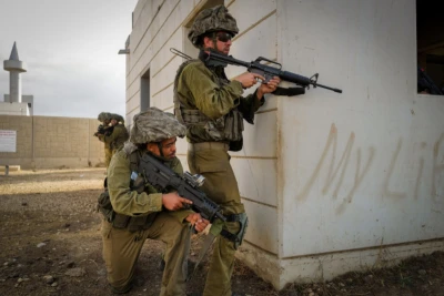 Israeli reserve soldiers holding M4 and Tabor rifles, on October 12, 2023 (Photo: Michael Giladi/Flash90).