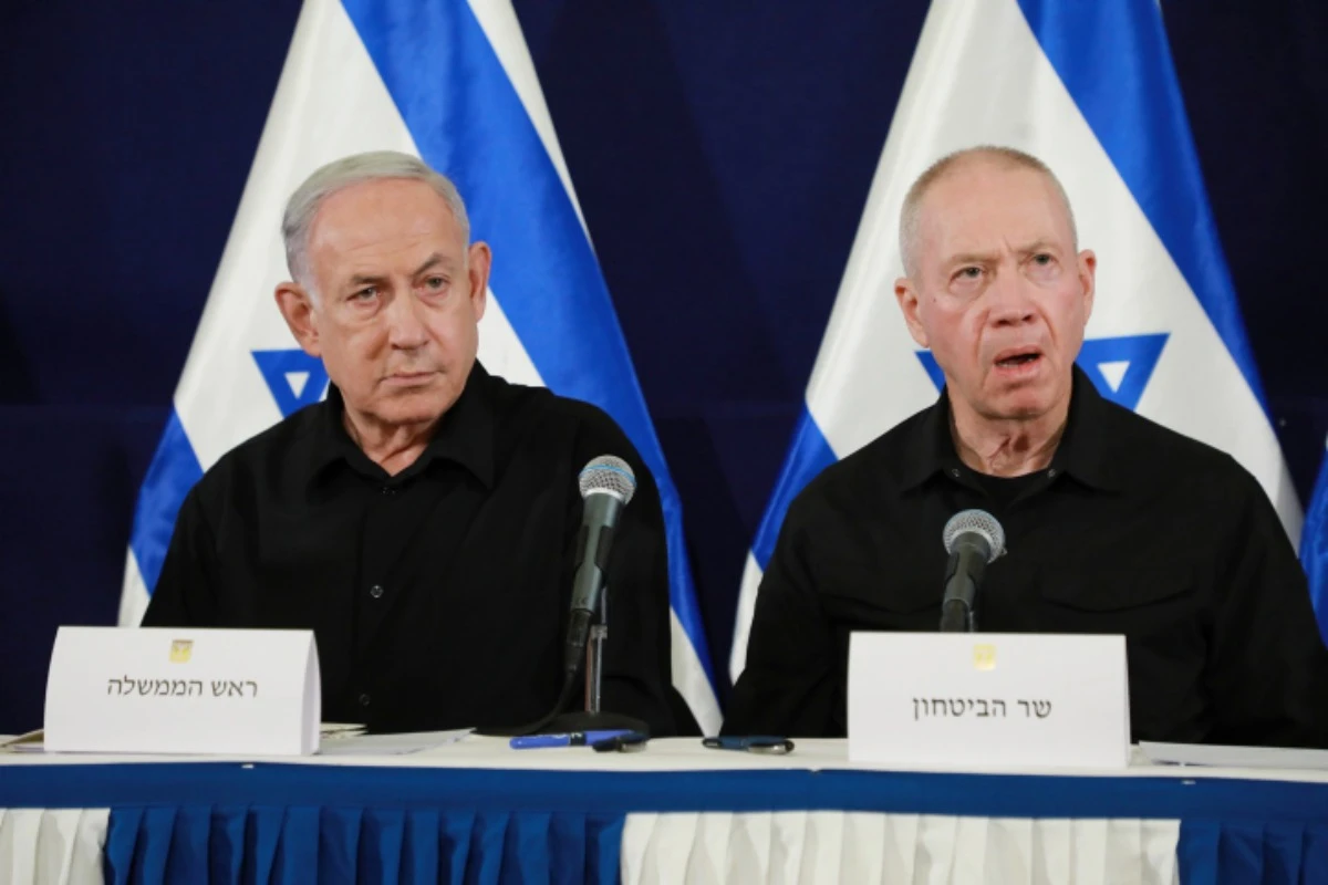 Israeli prime minister Benjamin Netanyahu, Minister of Defense Yoav Galant, and head of the National Unity party Benny Gantz (not seen)  hold a joint press conference at the Ministry of Defense, in Tel Aviv. October 28, 2023 (Photo: Dana Kopel/POOL / VIA Flash90).