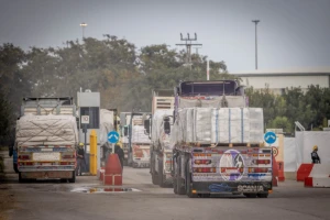 Aid trucks entering the Gaza Strip, at the Kerem Shalom crossing in southern Israel, January 29, 2024 (Photo: Chaim Goldberg/Flash90).