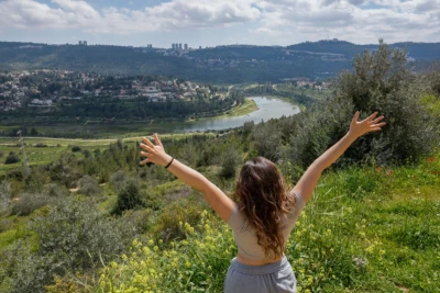 A woman looks at the Beit Zayit Reservoir near Jerusalem-Israel, on March 23, 2024 (Photo: Nati Shohat/Flash90).