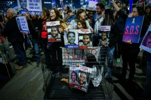 Demonstrators protest calling for the release of Israeli hostages held in the Gaza Strip outside Hakirya Base in Tel Aviv, March 26, 2024 ( Photo: Chaim Goldberg/Flash90).