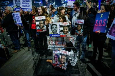 Demonstrators protest calling for the release of Israeli hostages held in the Gaza Strip outside Hakirya Base in Tel Aviv, March 26, 2024 ( Photo: Chaim Goldberg/Flash90).