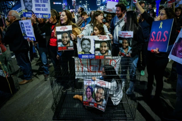 Demonstrators protest calling for the release of Israeli hostages held in the Gaza Strip outside Hakirya Base in Tel Aviv, March 26, 2024 ( Photo: Chaim Goldberg/Flash90).