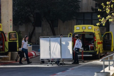 Medical teams near the ambulances that brought the wounded citizens from the terror attack in the Jordan Valley, at the Hadassah Mt. Scopus Hospital in Jerusalem, March 28, 2024 (Photo: Chaim Goldberg/Flash90).