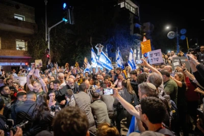 Police clash with demonstrators during an anti-government protest outside the PM's official residence in Jerusalem, on April 2, 2024 (Photo: Chaim Goldberg/Flash90).