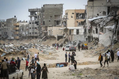 Palestinians returning to their homes a day after the Israeli army withdrew from the area, in Khan Younis, in southern Gaza Strip. April 8, 2024 (Photo by Atia Mohammed/Flash90).