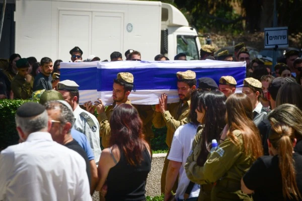The funeral of Israeli soldier Staff sergeant Haim Sabach at the Holon Military Cemetery on May 9, 2024 (Photo: Avshalom Sassoni/Flash90).
