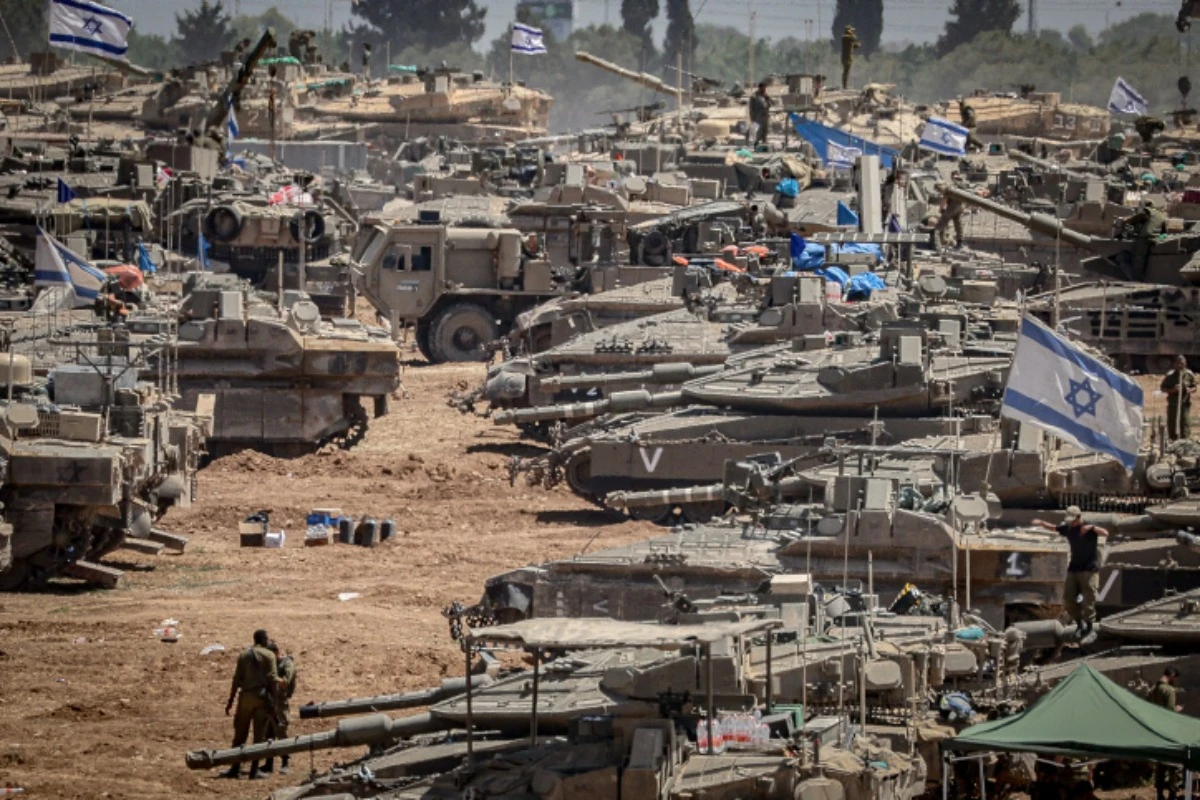 Israeli soldiers at a staging area near the Israeli-Gaza Border, southern Israel, May 9, 2024 (Photo: Flash90).