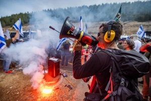 Members of the "Brothers in arms" protest calling for early elections and for the release of hostages held in the Gaza Strip, on road 1, outside of Jerusalem on May 20, 2024 (Photo: Yonatan Sindel/Flash90).