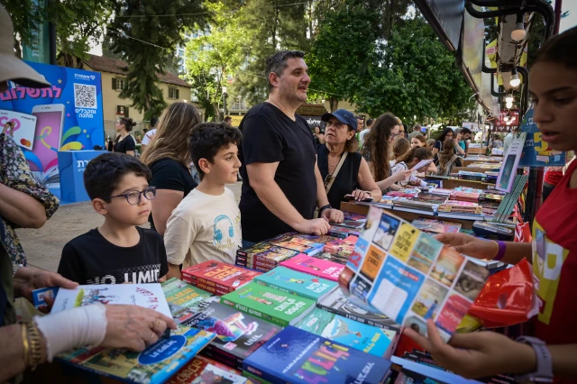 Israelis attend the annual Hebrew Book Week, at Sarona, Tel Aviv. June 18, 2023. Photo by Avshalom Sassoni/ Flash90