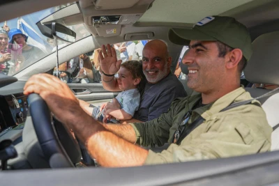Released hostage Shlomi Ziv returning to his home in Moshav Elkosh, in northern Israel, June 25, 2024. Photo by Ayal Margolin/Flash90