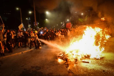 Demonstrators protest against Prime Minister Benjamin Netanyahu, the current Israeli government and for the release of Israelis held hostage in Tel Aviv, June 29, 2024 (Photo: Avshalom Sassoni/Flash90).