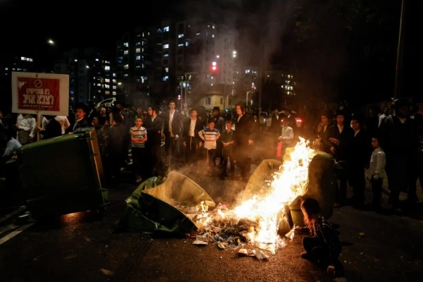 Police clash with demonstrators during a protest against the recruitment of Ultra orthodox Jews to the IDF, in Jerusalem, June 30, 2024 (Photo: Chaim Goldberg/Flash90).
