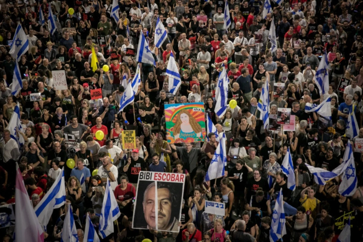 Demonstrators protest against Prime Minister Benjamin Netanyahu, the current Israeli government and for the release of Israelis held hostage in the Gaza Strip outside Hakirya Base in Tel Aviv, July 6, 2024 (Photo; Miriam Alster/Flash90).