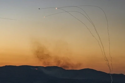 An anti-missile system fires interception missiles as rockets fired from Lebanon, as it seen from the northern Israeli town of Kiryat Shmona, July 16, 2024 (Photo: Ayal Margolin/Flash90).