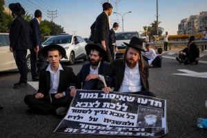 Ultra orthodox Jews protest and clash with police during a protest against the drafting of ultra orthodox jews to the Israeli army, on road 4 outside of Bnei Brak, July 16, 2024 (Photo: Jamal Awad/Flash90).