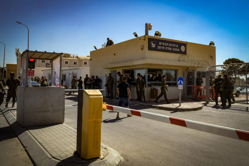 Demonstrates protest against the detention of Israeli reserve soldiers suspected of assaulting a Hamas terrorist, at the Sde Teiman military base near Beersheba, July 29, 2024. Photo by Dudu Greenspan/Flash90
