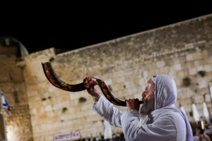 A Jewish man blows a shofar at the Western Wall in Jerusalem’s Old City during the first days of the Hebrew month of Tishri. (Photo: Chaim Goldberg/Flash90)