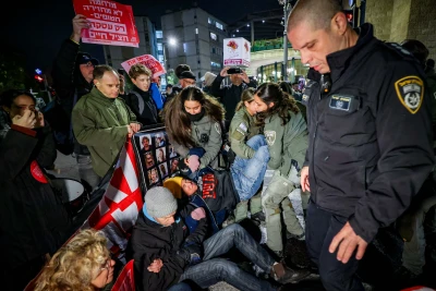 Police clash with demonstrators during a protest calling for the release of Israeli hostages held in the Gaza Strip in Jerusalem, November 27, 2024. Photo by Chaim Goldberg/Flash90