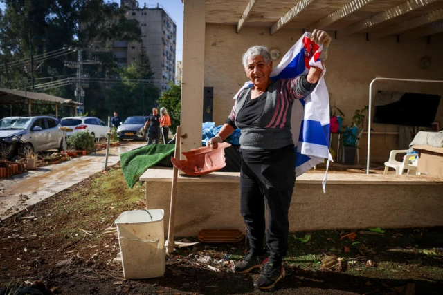 Kiryat Shmona residents returning to their homes following a ceasefire between Israel and Hezbollah, in the northern Israeli city of Kiryat Shmona, December 5, 2024. Photo by David Cohen/Flash90