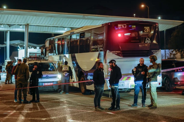 Israeli security forces at the scene of a shooting attack at "HaMinharot" checkpoint, near Jerusalem, December 12, 2024. Photo by Chaim Goldberg/Flash90