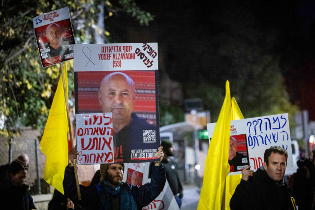 Demonstrators protest after the IDF recovered the body of hostage Youssef Ziyadne from a tunnel in the Gaza Strip, outside the Prime Minister's official residence in Jerusalem, January 8, 2025. Photo by Chaim Goldberg/Flash90