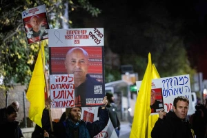 Demonstrators protest after the IDF recovered the body of hostage Youssef Ziyadne from a tunnel in the Gaza Strip, outside the Prime Minister's official residence in Jerusalem, January 8, 2025. Photo by Chaim Goldberg/Flash90
