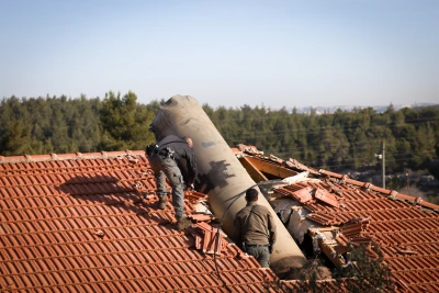 Israeli security forces at the scene where fragmensts of a Ballistic missile fired by Houtis damaged a home in the Jerusalem area, January 14, 2025. Photo by Chaim Goldberg/Flash90