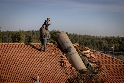Israeli security forces at the scene where fragmensts of a Ballistic missile fired by Houtis damaged a home in the Jerusalem area, January 14, 2025. Photo by Chaim Goldberg/Flash90