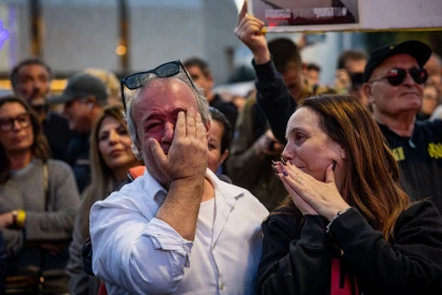 Israelis watch the release of three hostages from Hamas captivity as part of a deal between Israel and Hamas, at hostage square in Tel Aviv, January 19, 2025. Photo by Yonatan Sindel/Flash90