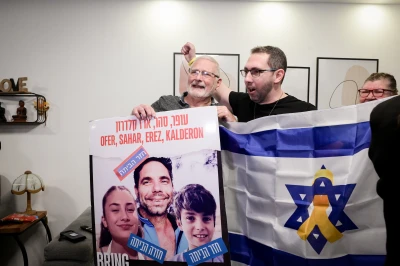 Family of Israeli hostage Ofer Kalderon react as Kalderon is released as part of a deal between Israel and Hamas, in Kfar Saba, February 01, 2025. Photo by Avshalom Sassoni/Flash90