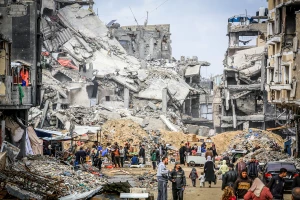 Palestinians at a market among destroyed buildings in the city of Khan Yunis, southern Gaza Strip. (Photo: Abed Rahim Khatib/FLASH90)