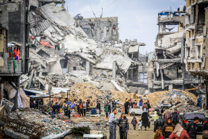 Palestinians at a market among destroyed buildings in the city of Khan Yunis, southern Gaza Strip. (Photo: Abed Rahim Khatib/FLASH90)