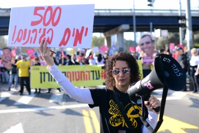 Israelis blocking a main road in Tel Aviv during a protest for the release of hostages held in the Gaza Strip, February 17, 2025. Photo by Tomer Neuberg/Flash90