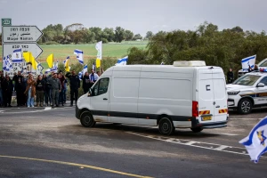 People pay their respects as the convoy with the bodies of four Israeli hostages drives near the Israeli border with the Gaza Strip, February 20, 2025. Photo by Jamal Awad/Flash90