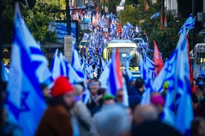 People pay their respects during the funeral service of late Israeli hostages Shiri Bibas and her children Ariel and Kfir in Rishon LeZion, February 26, 2025. 
Photo by Avshalom Sassoni/Flash90