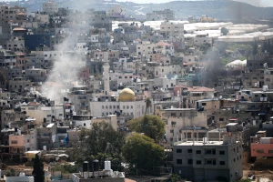 Smoke rises while Israeli security forces raid the Nur Shams refugee camp, in the city of Tulkarem, March 2, 2025. Photo by Nasser Ishtayeh/Flash90