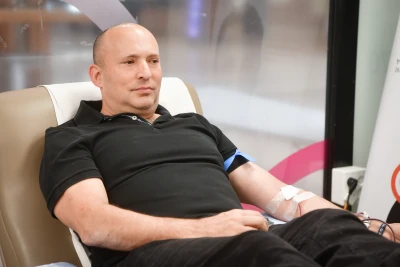 Former Israeli PM Naftali Bennett donates blood in memory of Sgt. First Class Yona Betzalel Brief, March 27, 2025. Photo by Avshalom Sassoni/FLASH90