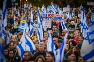 People take part in a rally against Prime Minister Benjamin Netanyahu and his government, at Habima Square, March 29, 2025. Photo by Avshalom Sassoni/Flash90