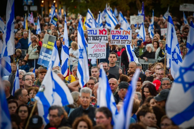 People take part in a rally against Prime Minister Benjamin Netanyahu and his government, at Habima Square, March 29, 2025. Photo by Avshalom Sassoni/Flash90