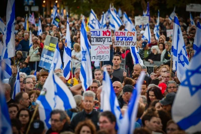 People take part in a rally against Prime Minister Benjamin Netanyahu and his government, at Habima Square, March 29, 2025. Photo by Avshalom Sassoni/Flash90