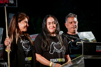 Former hostage Liri Albag speaks during a rally calling for the release of Israelis held hostage by Hamas terrorists in Gaza, at "Hostage Square" in Tel Aviv, April 5, 2025. Photo by Avshalom Sassoni/Flash90