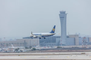 Airplanes fly out from Ben Gurion International airport. April 7, 2025. Photo by Yossi Aloni/FLASH90