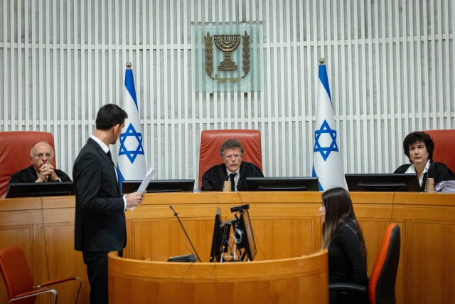 A court hearing on petitions against the firing of Shin Bet chief Ronen Bar at the Supreme Court in Jerusalem, April 8, 2025. Photo by Yonatan Sindel/Flash90